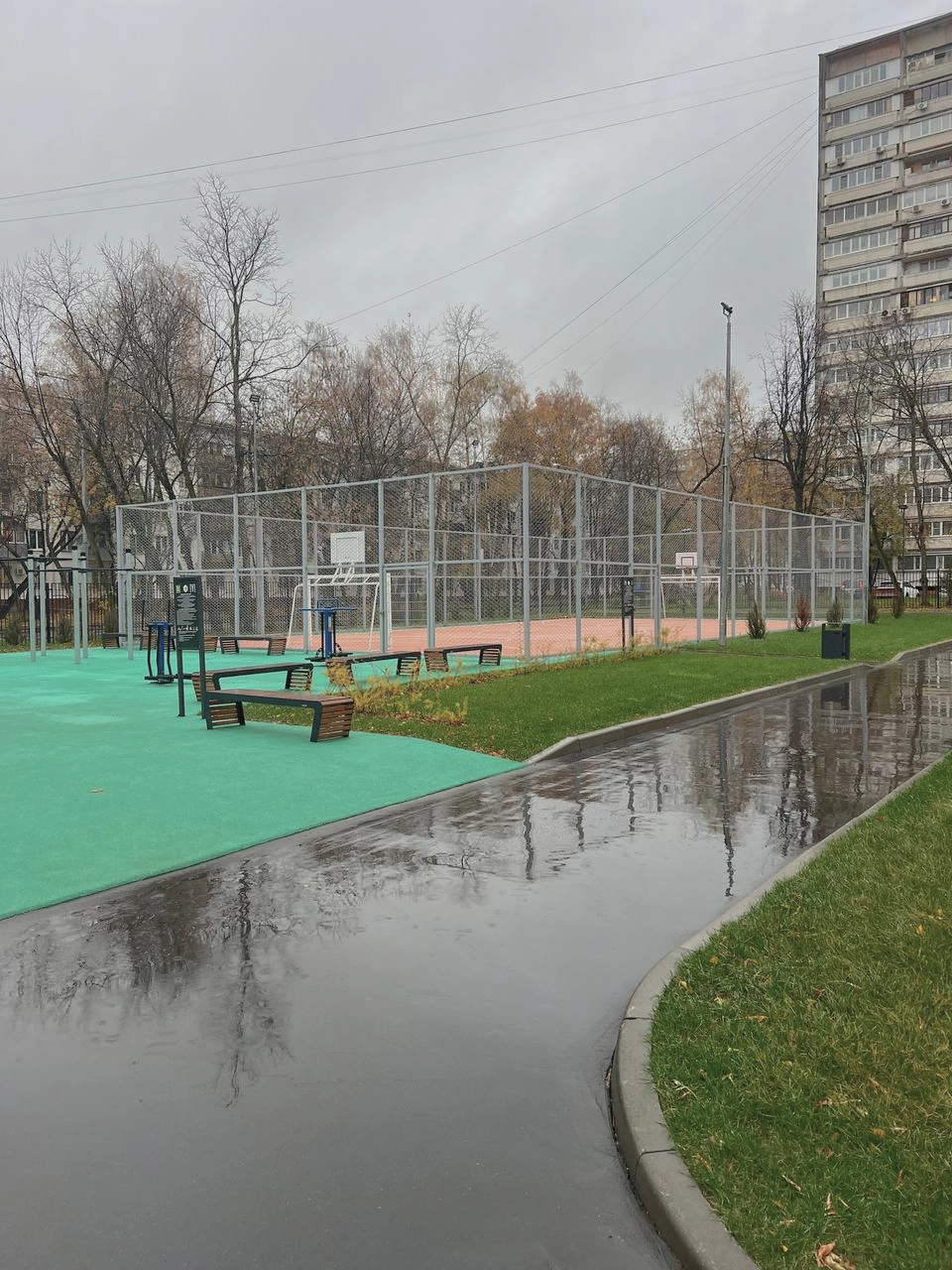 Спортивная площадка с оцинкованным ограждением и зоной благоустройства